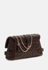 Sac à main matelassé marron avec bandoulière chaîne dorée, doté d'une poche zippée avant et d'un détail de boucle réglable sur les côtés.