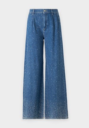Jeans in denim blu con gamba ampia e lavaggio sbiadito, caratterizzati da decorazioni multicolori sparse sulla parte inferiore e una vita standard.