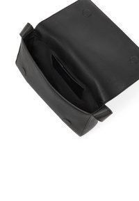 Borsa a mano in pelle nera, forma rettangolare con una superficie texturizzata. Vista aperta che mostra un interno spazioso e una foderatura in tessuto nero.