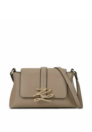 Borsa a tracolla in pelle color taupe con patta, dettaglio di fibbia astratta dorata e tracolla regolabile su sfondo bianco.