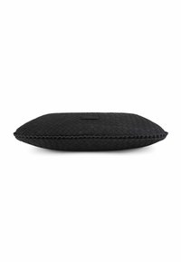 Cuscino intrecciato nero con forma ovale piatta. Presenta un intricato motivo di tessitura e un bordo cucito a contrasto. Etichetta rettangolare minimalista visibile.