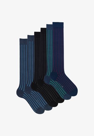 Gestreiftes Socken-Set mit fünf Paaren: dunkelmarine, schwarz und blau mit dünnen kontrastierenden Streifen in grün und rot. Baumwollmischung, kniehohes Design.