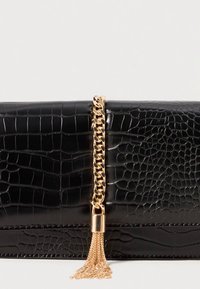 Černé psaníčko z kůže s krokodýlím vzorem, se zlatým řetízkovým popruhem a ozdobou střapce. Hladká struktura s elegantním, obdélníkovým tvarem.