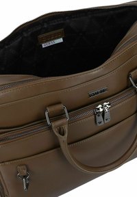 Braune Lederhandtasche mit einem Reißverschluss, einer äußeren Reißverschlusstasche, silberner Hardware und einem gemusterten schwarzen Innenfutter.