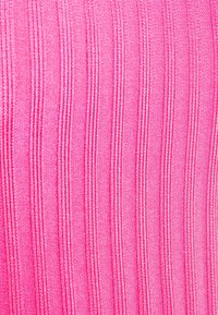 Tissu rose avec une texture côtelée présentant des rayures verticales régulièrement espacées de fils en relief, tissés serrés.