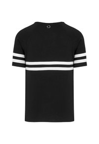Camiseta negra con mangas raglán cortas, que presenta dos franjas horizontales blancas en el pecho y un logotipo circular en la parte superior de la espalda.