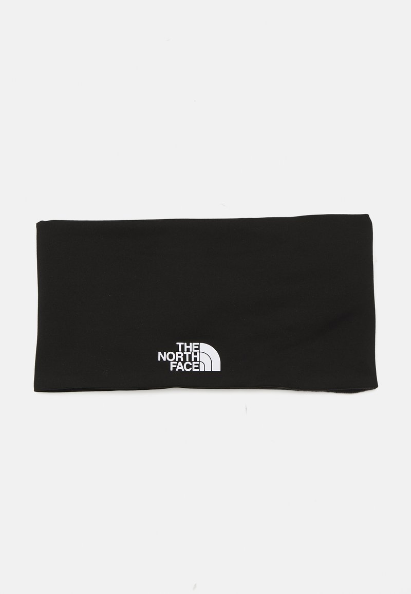 Crna traka za glavu napravljena od rastezljivog materijala, sa bijelim logom 'The North Face' s jedne strane. Glatka tekstura, pravokutni oblik.