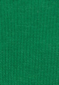 Vihreä neulottu kangas, jossa on pehmeä tekstuuri ja säännöllinen kuvio, sisältäen sileän, tasaisen pinnan.