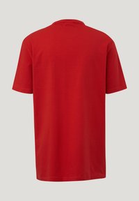 Rode katoenen t-shirt met korte mouwen, een ronde hals en een gladde textuur. De achterkant toont een effen kleur zonder patronen of versieringen.