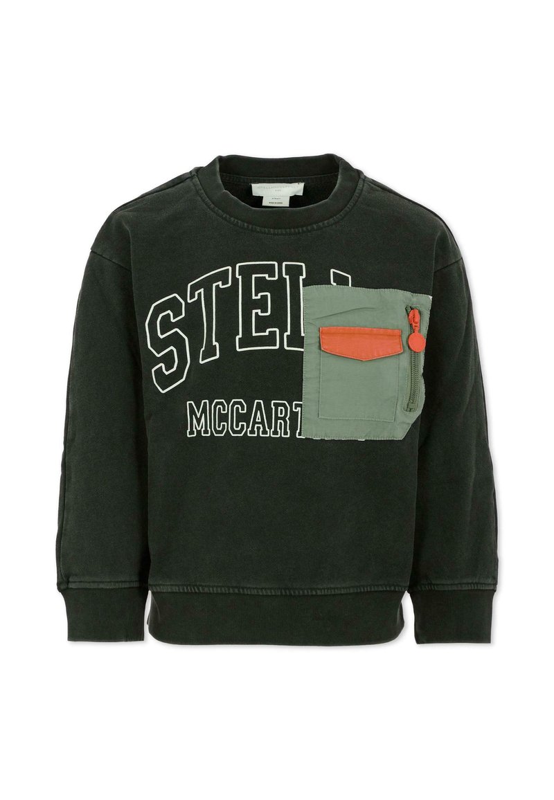 Zwarte sweatshirt met witte letters "STELLA MCCARTNEY," een groene utilityzak met rode accenten en een ritssluiting, en geribbelde manchetten.