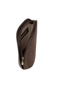 Portafoglio in suede marrone con zip, caratterizzato da un interno liscio, fodera con un motivo sobrio e un piccolo portachiavi in metallo attaccato.