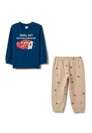 Camiseta azul marino de manga larga con texto gráfico y diseño de coche rojo. Pantalones beige con patrones de coches multicolores, cintura elástica.