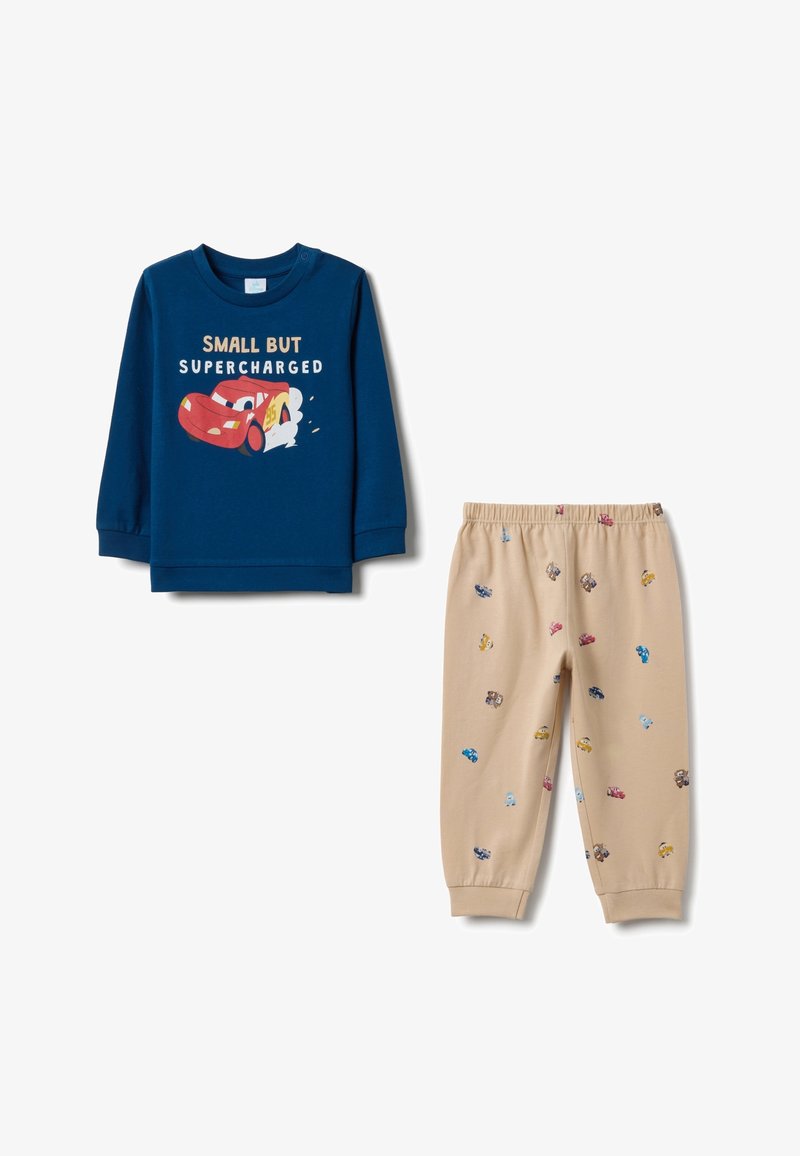 Maglietta a maniche lunghe blu navy con testo grafico e disegno di un'auto rossa. Pantaloni beige con motivi di auto multicolori, vita elastica.