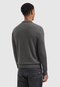 Mannen donkergrijze trui met ronde hals, lange mouwen en geribbelde manchetten en zoom, gemaakt van zacht, gestructureerd materiaal.