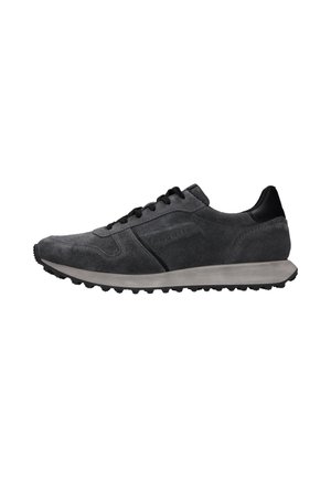 Szary zamszowy niski sneaker z czarnymi sznurówkami, teksturowaną podeszwą i oznaczeniem "bugatti" po boku.