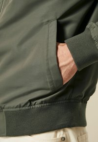 Next REGULAR FIT - Chaquetas bomber - sage green