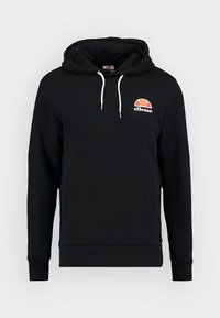 Sudadera con capucha negra y cordones blancos, bolsillo canguro frontal y pequeño logo naranja y blanco de Ellesse en el lado izquierdo del pecho.