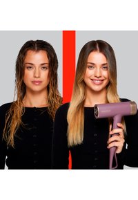 To bilder side om side: til venstre, vått, bølgete hår; til høyre, tørt, rett hår, holdt med en lilla hårføner med metallgitter.