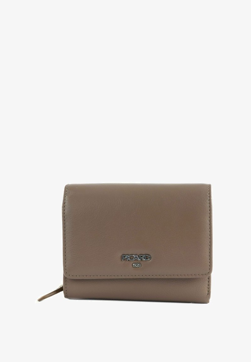 Portefeuille en cuir marron avec une finition texturée, fermeture à rabat et logo Picard argenté. Comprend un compartiment supérieur zippé et des accents cousus.