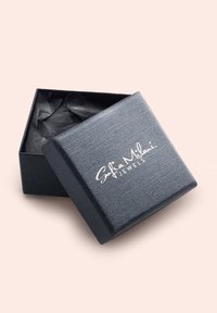 Graue, strukturierte Schmuckbox mit leicht geöffnetem Deckel, ausgestattet mit dem weißen Aufdruck "Sofia Milani Jewels" und zerknittertem schwarzem Innenpapier.