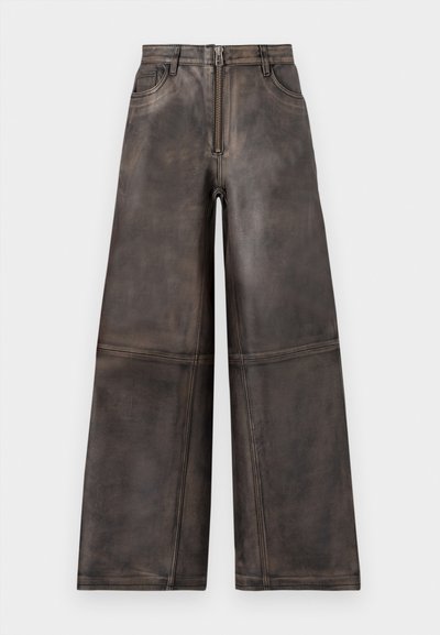 Pantalones de pierna ancha hechos de cuero marrón con una superficie texturizada, que cuentan con una cremallera frontal, trabillas para el cinturón y bolsillos laterales discretos.