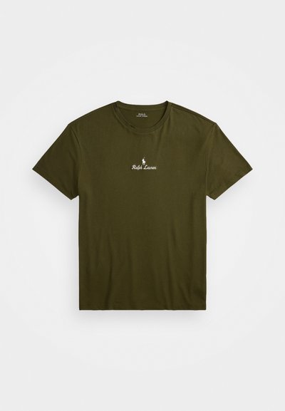 Alyvų žalios spalvos medvilnės T-marškiniai su apvaliu kaklu, trumpomis rankovėmis ir balta siuvinėta "Ralph Lauren" logotipu krūtinėje. Lygus paviršius.