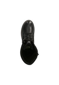 Botte en cuir noir avec une pointe ronde, des lacets et un poignet texturé. L'intérieur présente une étiquette logo verte. La semelle a un bord cousu.