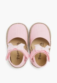 Zapatos de tela rosa con superficie texturizada, punta redonda, suela de cuerda de yute y detalle de lazo en la correa del tobillo. Forro interior suave.