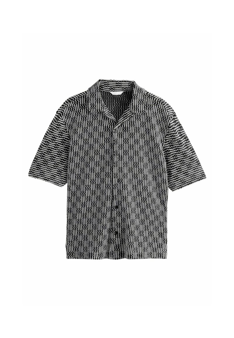 Camisa de manga corta en blanco y negro, con un patrón ondulado, cierre de botones y cuello con muesca. Fabricada con tejido ligero.