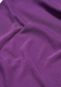 Tessuto viola con una texture liscia e leggermente lucida, caratterizzato da pieghe delicate e un motivo di tessitura uniforme.