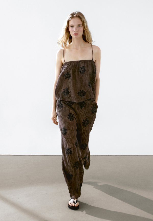 FLOWING TEXTURED WITH EMBROIDERED DETAIL - Trousers4