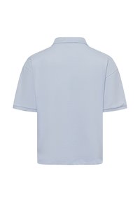 Lichtblauwe polo met korte mouwen met een klassieke kraag, een ontspannen pasvorm en een gladde stoftextuur. Eenvoudig ontwerp zonder zichtbare patronen.