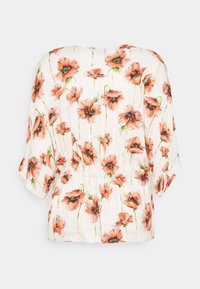 Bluzka w kwiaty z pomarańczowym motywem maków na kremowym tle; lekka tkanina, luźny krój, krótkie rękawy i elastyczny detal w talii.