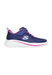 Skechers sneakers in donkerblauw gaas met roze accenten, voorzien van een klittenband, elastische veters en een witte gevoerde zool.