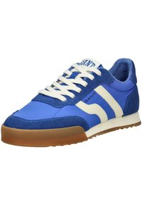 Sneaker blu con una combinazione di tessuti lisci e scamosciati, caratterizzato da strisce e lacci bianchi, e una suola di gomma marrone chiaro. Design classico.