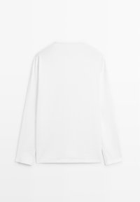 Ein schlichtes, weißes Langarm-T-Shirt mit Rundhalsausschnitt, flach auf einem weißen Hintergrund liegend, zeigt die Rückenansicht ohne sichtbare Logos oder Designs.