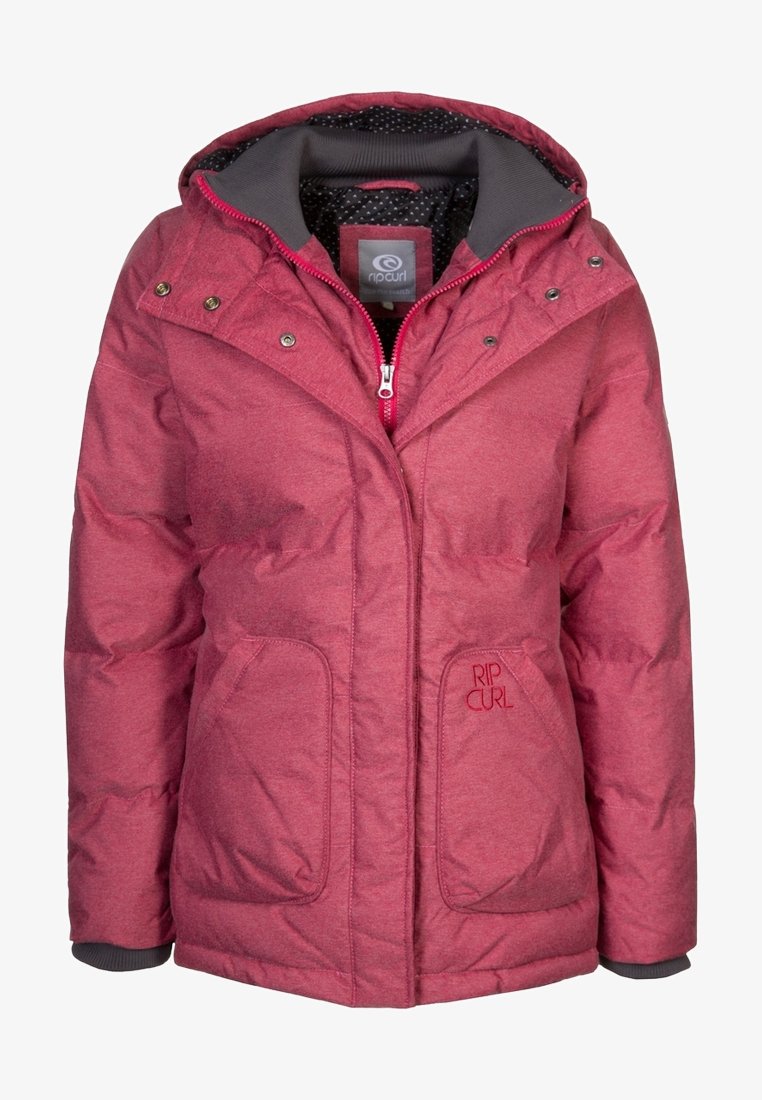 Veste matelassée rouge avec une fermeture éclair sur le devant, deux poches avant et une capuche. Comprend une doublure grise et un logo "Rip Curl" brodé.