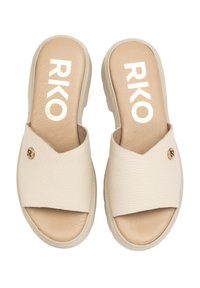 Beżowe klapki z teksturowaną cholewką, otwartym przodem i wytłoczonym logo "RKO". Posiadają okrągły metalowy akcent z boku.