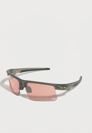 Športové wraparound slnečné okuliare s priehľadným čiernym rámom a ružovo sfarbenými obdĺžnikovými sklami, umiestnené na bielom povrchu.