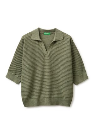 Oliwkowo-zielony krótki sweter z dzianiny z otwartym kołnierzem i poziomymi fakturowanymi paskami, położony na płasko na białym tle.