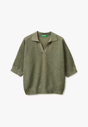 Olivegrüner kurzärmeliger Strickpullover mit offenem Kragen und horizontalen strukturierten Streifen, flach auf weißem Hintergrund liegend.