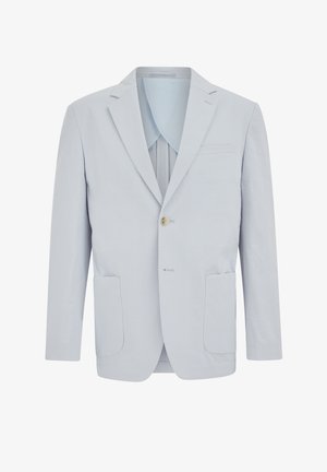 Sacou seersucker gri deschis cu rever decupat, un nasture bej, două buzunare aplicate în față și un buzunar tip welt la piept, expus pe fundal alb.