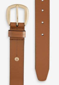 Cintura in pelle marrone con una grande fibbia dorata. Presenta più fori per la regolazione e un logo circolare sulla cintura. Design classico.