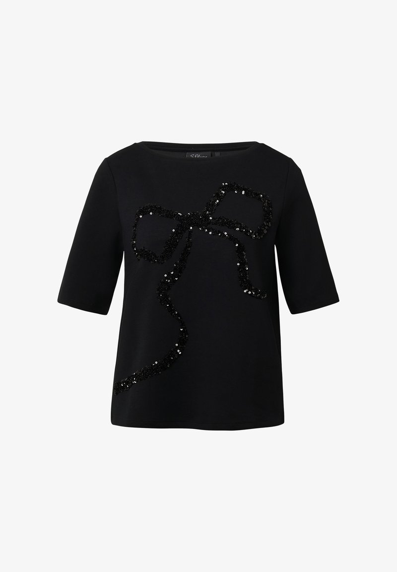 Čierny top s krátkym rukávom, ktorý sa vyznačuje veľkým motýlikom vyrobeným z čiernych flitrov, s okrúhlym výstrihom a jemnou textúrou.