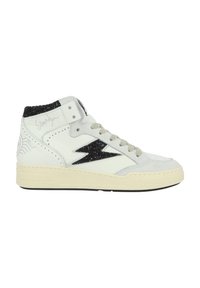 Baskets montantes blanches avec semelle beige, éclair en paillettes noires sur le côté, lacets gris et col de cheville en paillettes noires.