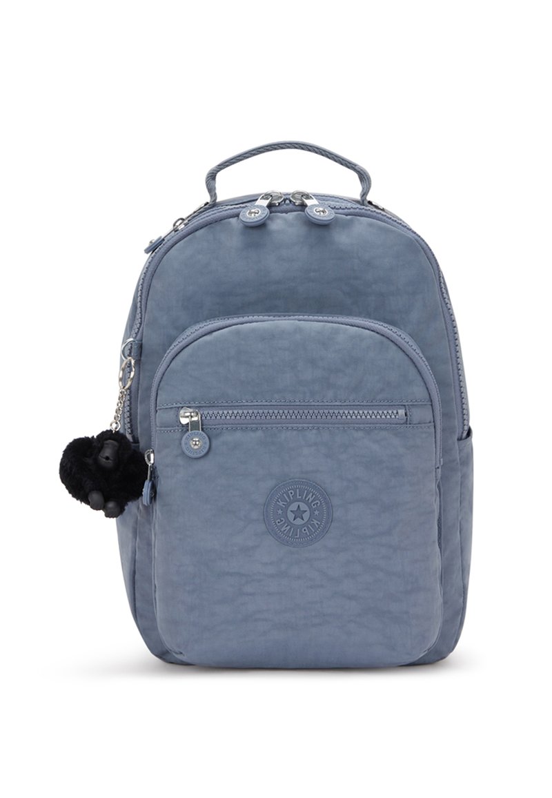 Zaino in tessuto blu stropicciato con doppi manici superiori, tasca frontale con zip, dettaglio del logo e un portachiavi a forma di scimmia come accento.