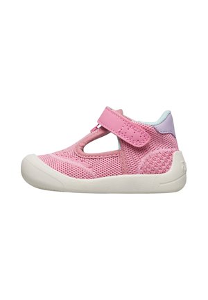 Chaussure rose pour tout-petit avec dessus en tricot respirant, bride Velcro réglable, semelle blanche et bout rond fermé, conçue pour le confort et le soutien.