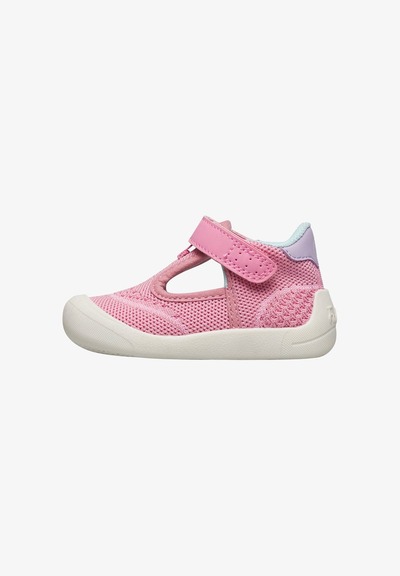 Chaussure rose pour tout-petit avec dessus en tricot respirant, bride Velcro réglable, semelle blanche et bout rond fermé, conçue pour le confort et le soutien.