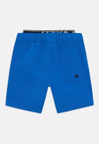 Blå simshorts med elastisk midja, med en bakficka och kontrasterande svart inre midja. Slät, lättviktig tyg.