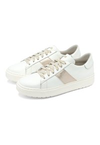 Beli usnjeni nizki športni copati z bež vezalkami in kovinsko bež črto na vsaki strani, prikazani na belem ozadju.